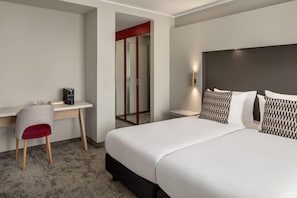 In-room safe, desk, soundproofing, free cots/infant beds - Ramada by Wyndham Essen (Essen)