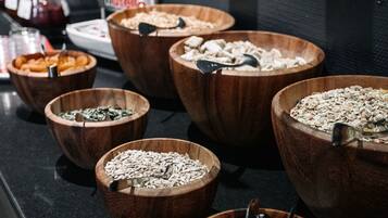 Petit déjeuner buffet servi tous les jours en supplément