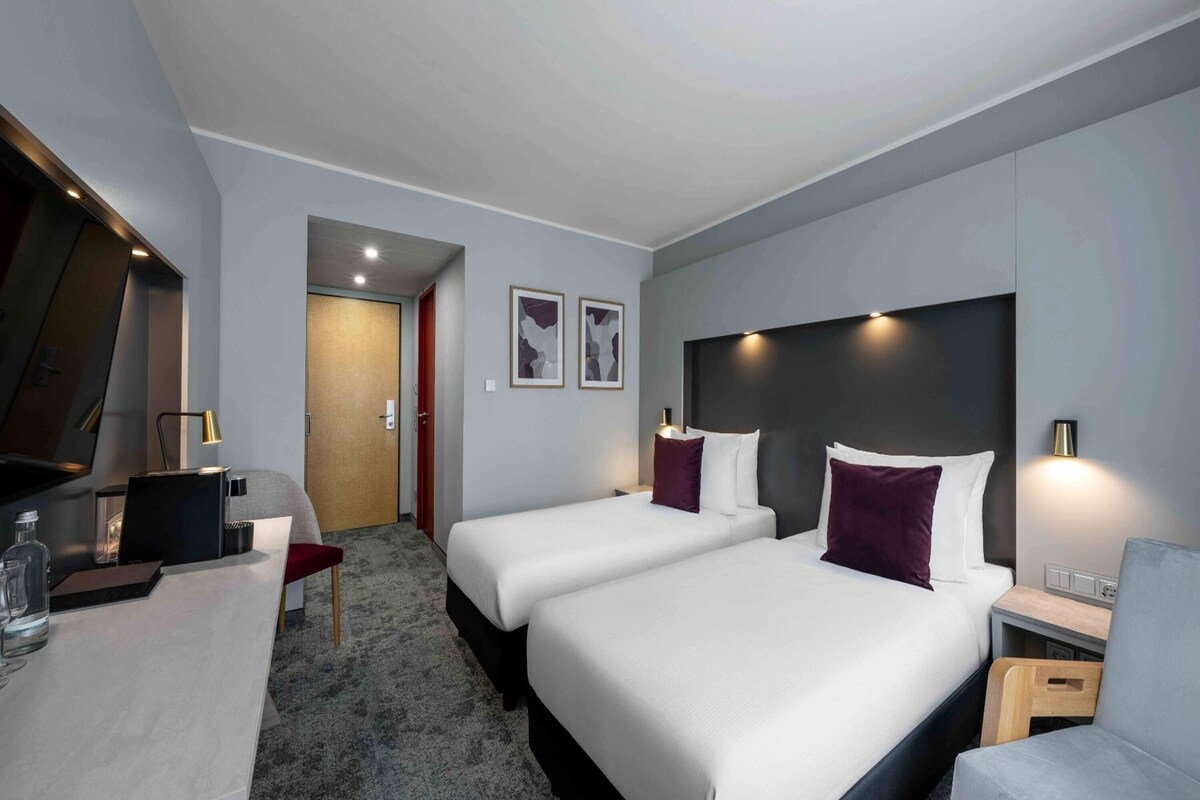 Deluxe Room, 2 Twin Beds | In-room safe, desk, soundproofing, cribs (free)