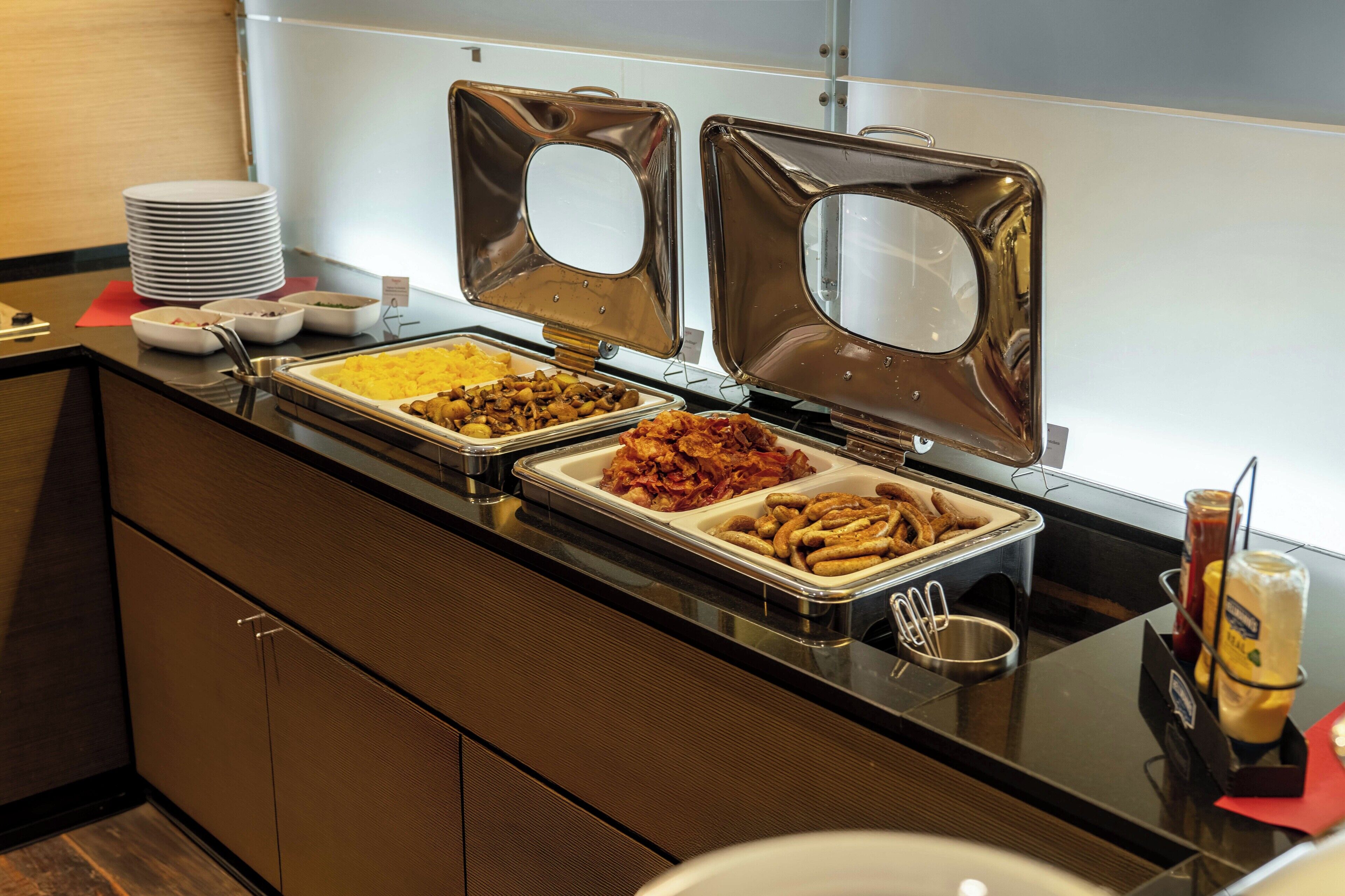 daily buffet breakfast for a fee