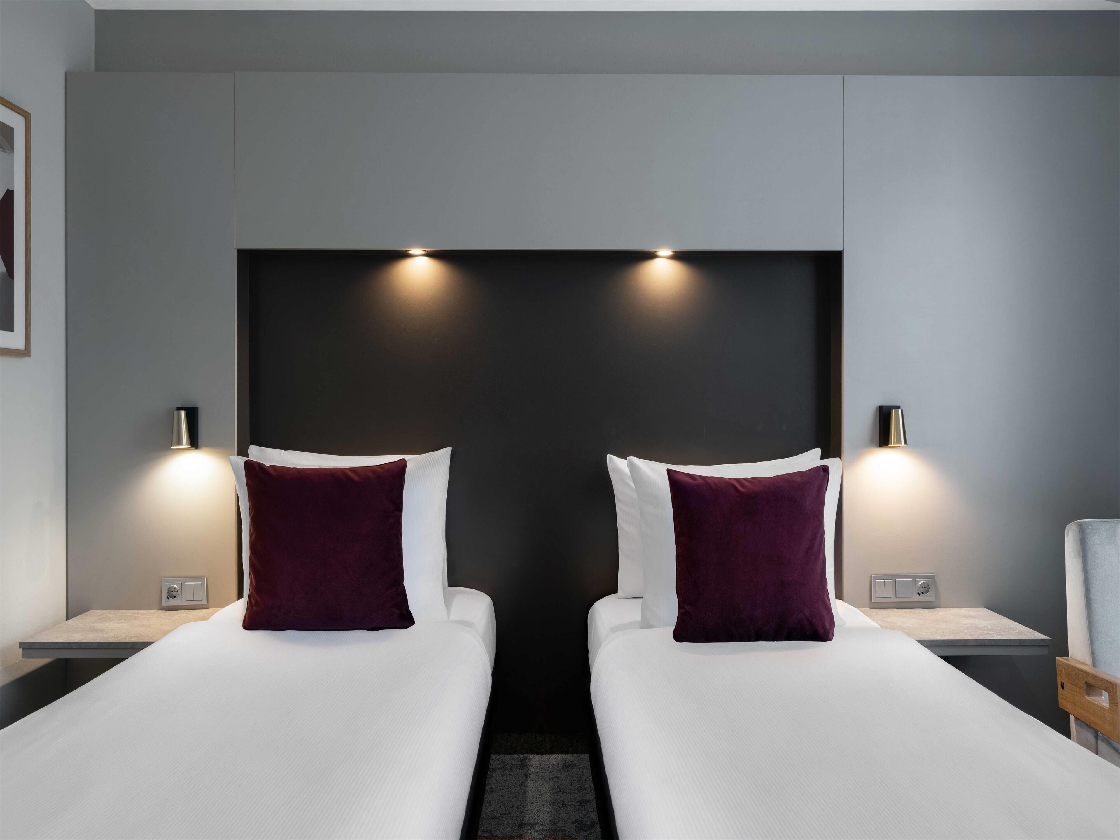 deluxe room, 2 single beds | in-room safe, desk, soundproofing, free cots/infant beds