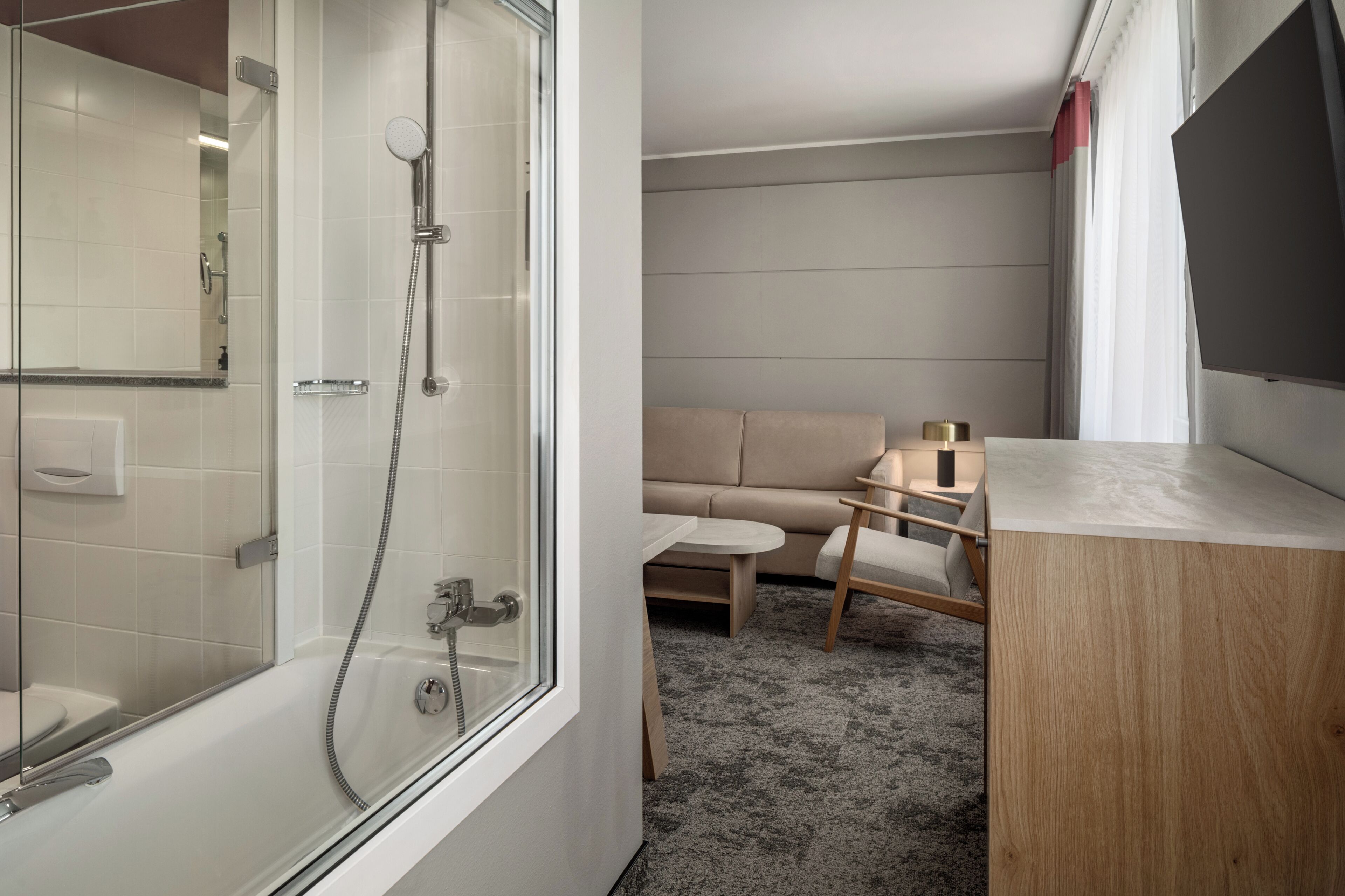 Un baño moderno con ducha envuelta en vidrio, inodoro y lavamanos.