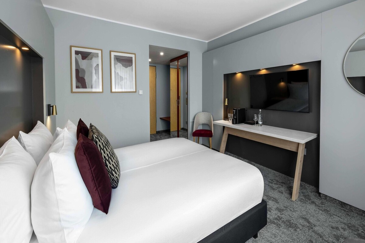 In-room safe, desk, soundproofing, cribs (free)