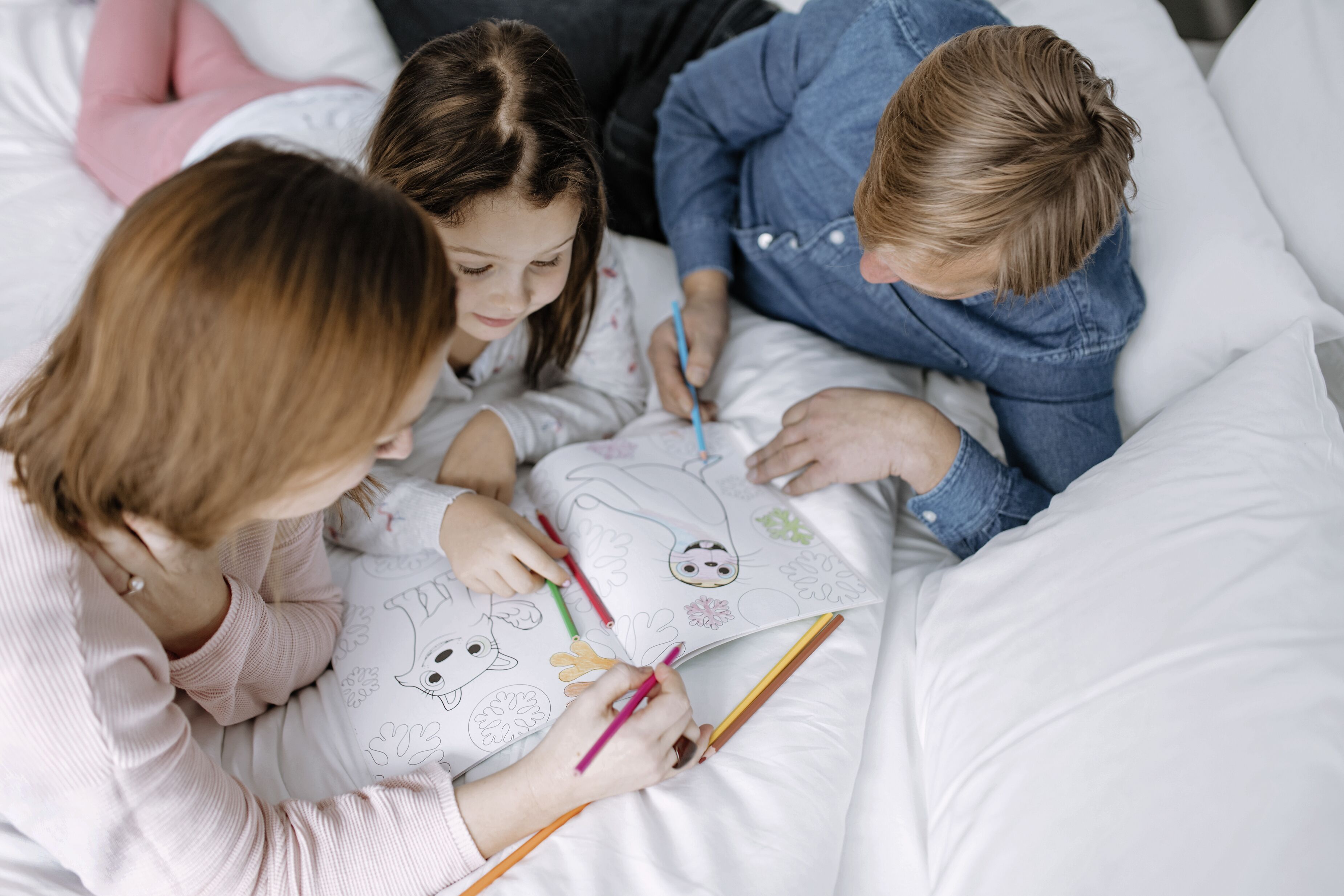 standard room, 2 single beds | living area | flat-screen tv