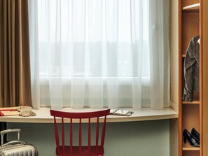 Hypo-allergenic bedding, desk, laptop workspace, soundproofing - ibis Hannover City (Hannover)