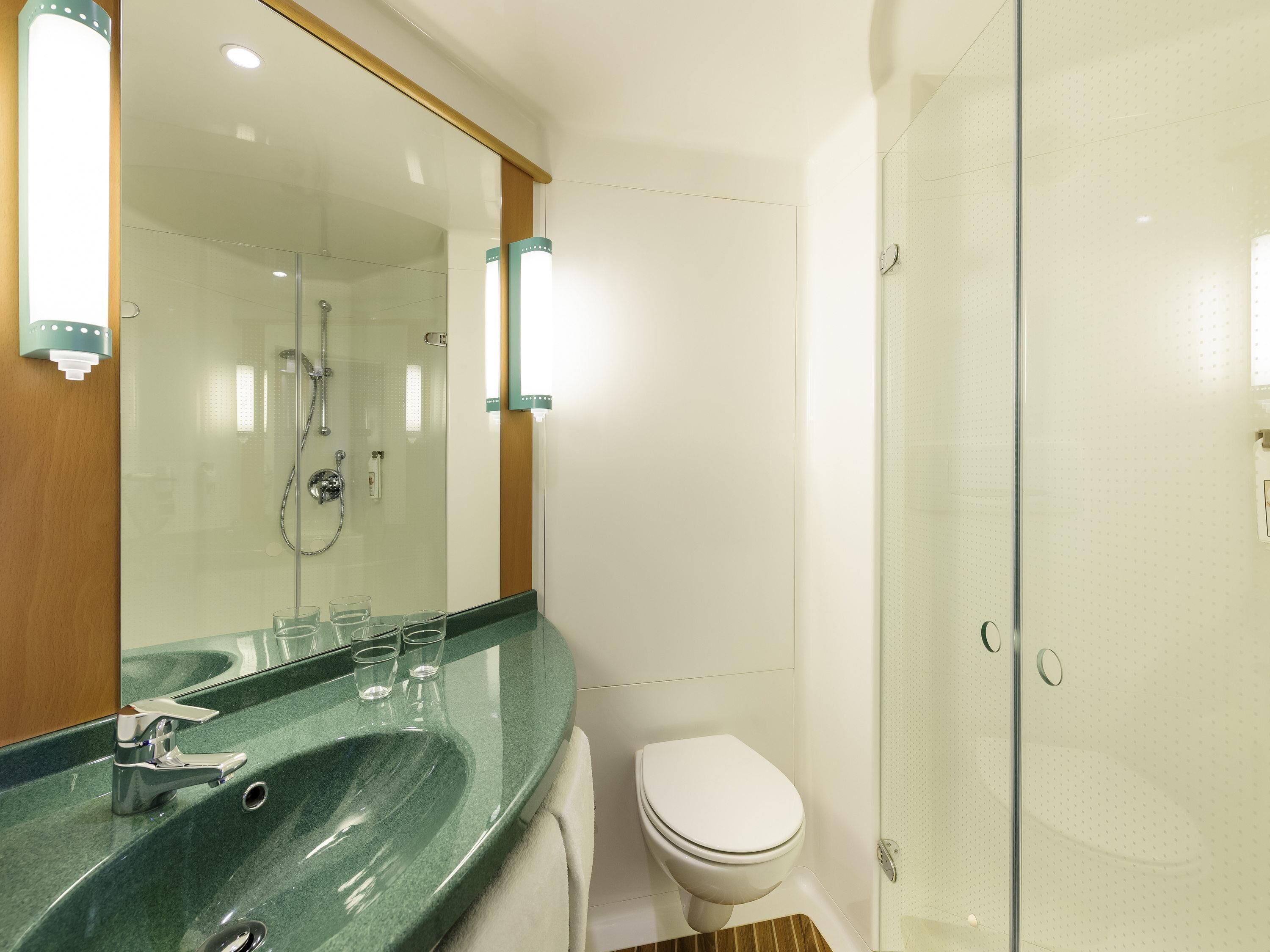 Bộ đồ giường kháng dị ứng, bàn, khu vực làm việc phù hợp cho laptop 