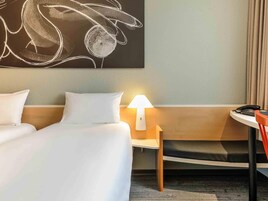 Habitación estándar, 2 camas individuales | Ropa de cama hipoalergénica y escritorio