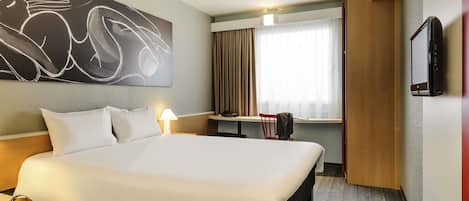 Peralatan tempat tidur hipoalergenik, meja, ruang kerja komputer riba