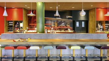 Se sirven cenas y cocina regional