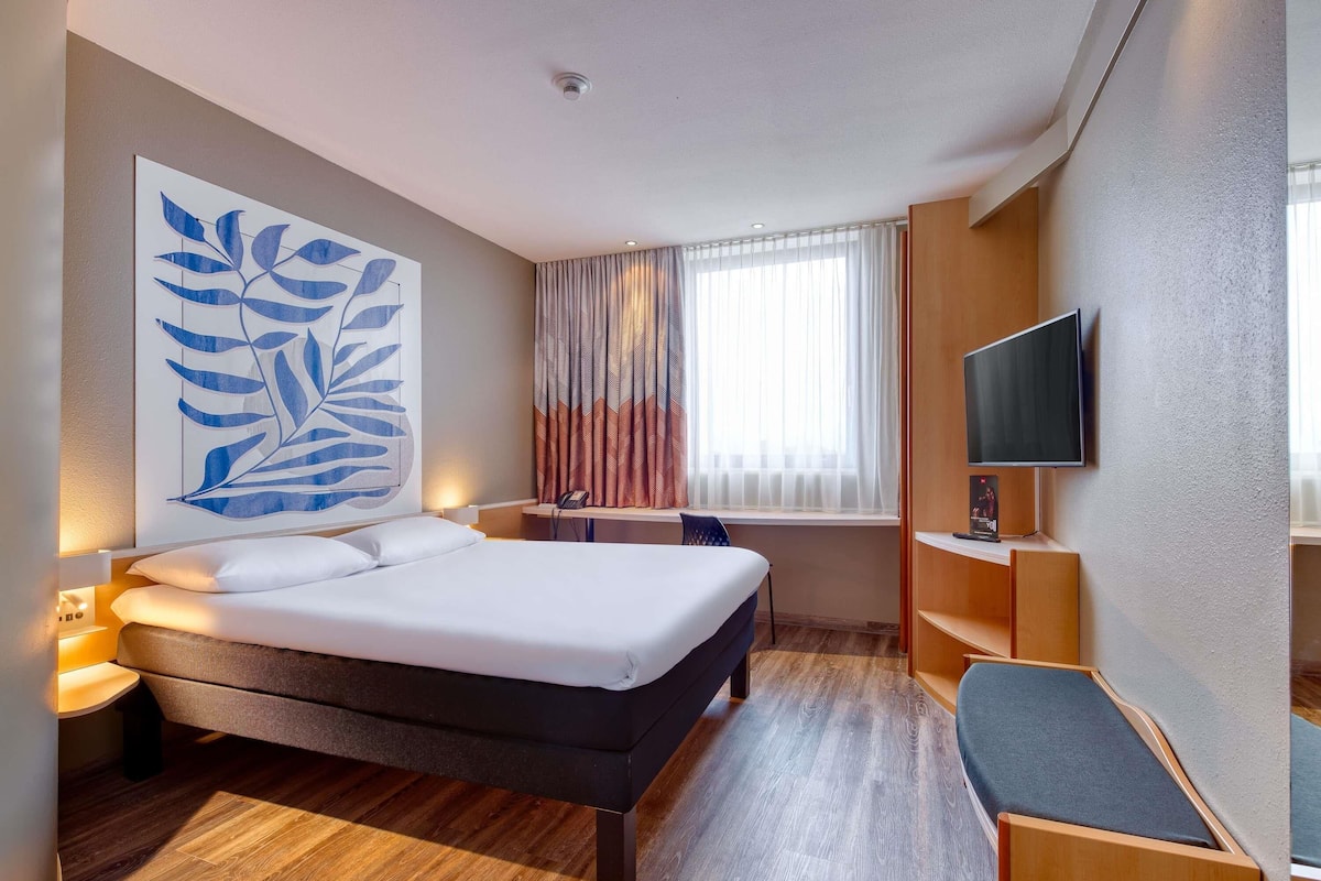 Standard Room, 1 Double Bed | Hypo-allergenic bedding, desk, blackout drapes, soundproofing