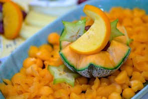 Un tazón de melón cantalupo con una sandía tallada en forma de estrella.