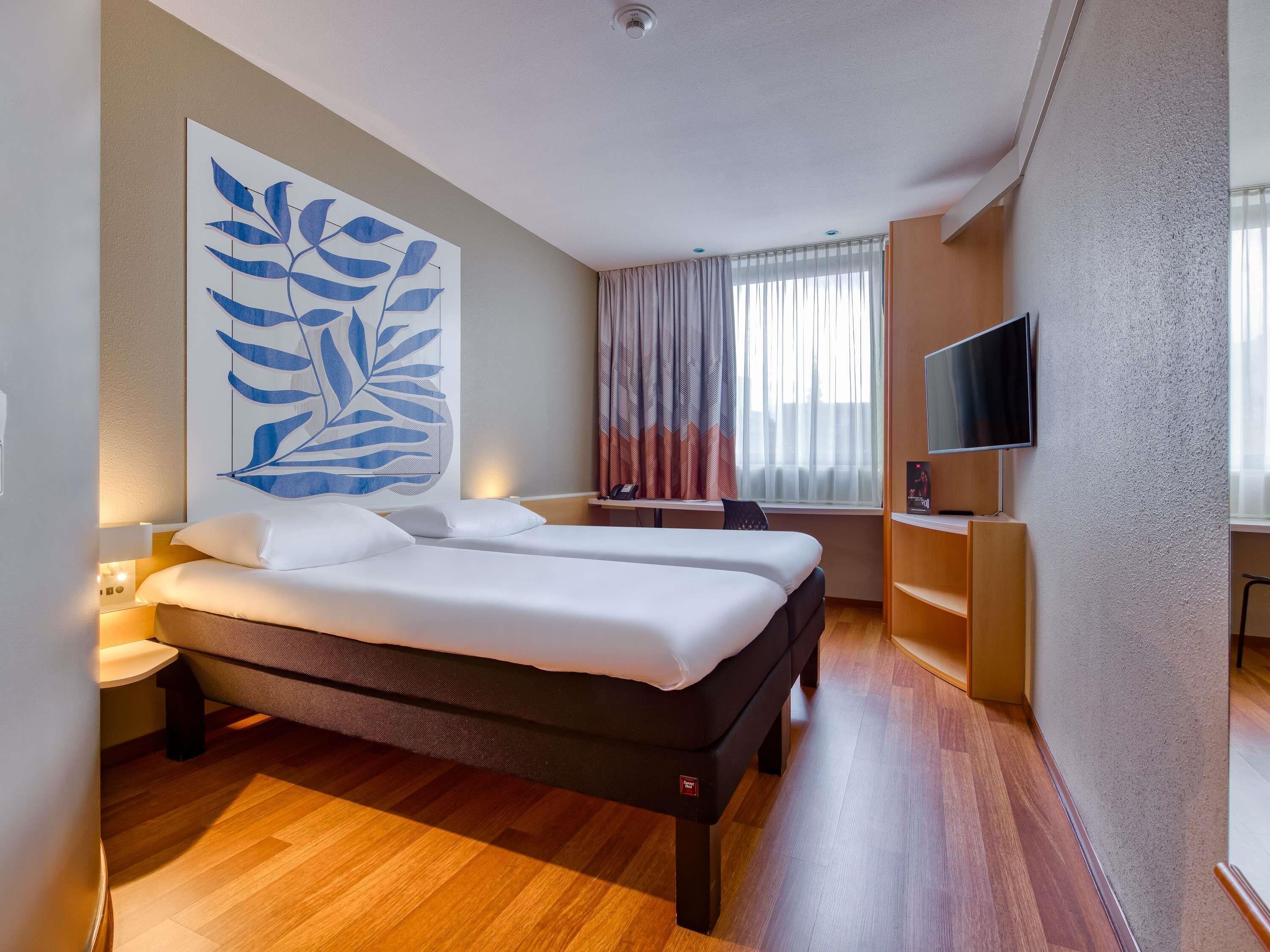 standard room, 2 single beds | hypo-allergenic bedding, desk, blackout curtains, soundproofing