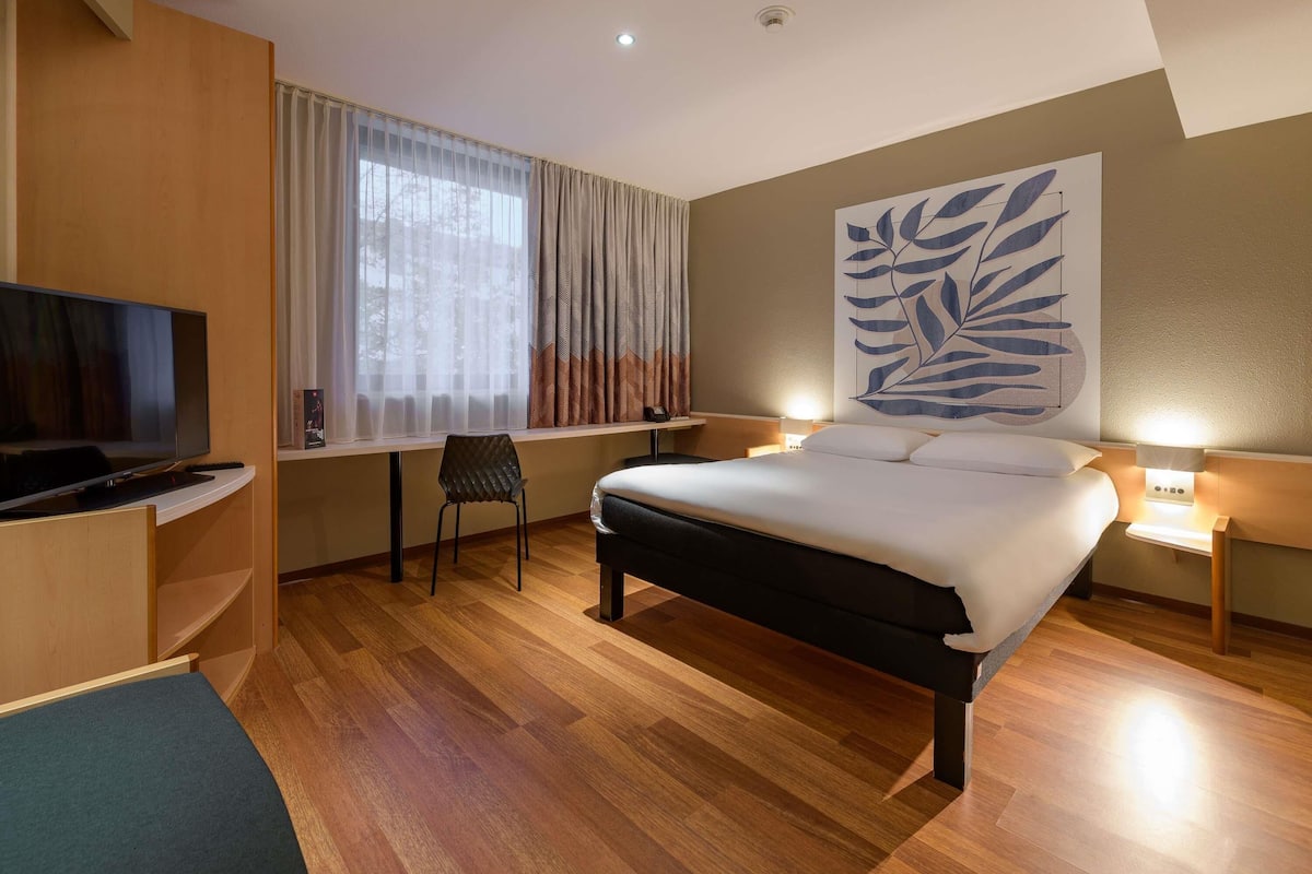 Habitació estàndard, 1 llit doble | Roba de llit hipoal·lergògena, escriptori i cortines opaques