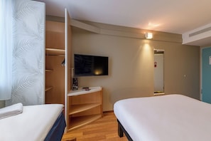 Habitación estándar, 1 cama doble | Ropa de cama hipoalergénica, escritorio, cortinas opacas