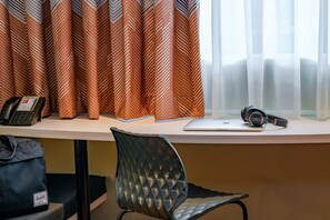 Roupas de cama antialérgicas, escrivaninha, cortinas blackout