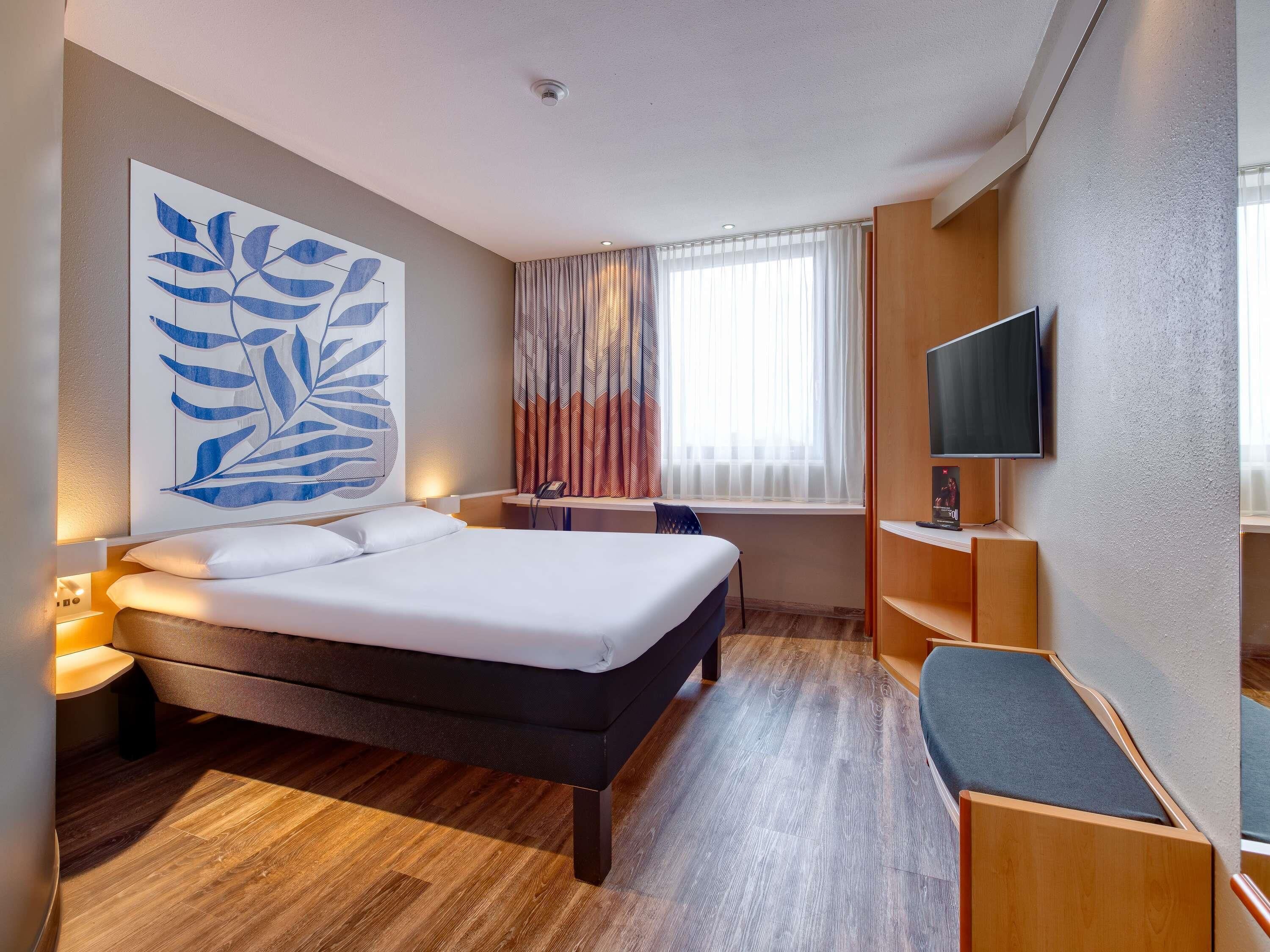 Standard Room, 1 Double Bed | Hypo-allergenic bedding, desk, blackout drapes, soundproofing