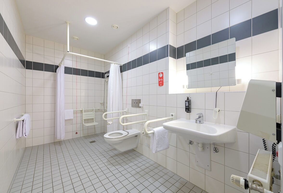 Ein modernes Badezimmer mit Toilette, Dusche und Waschbecken.