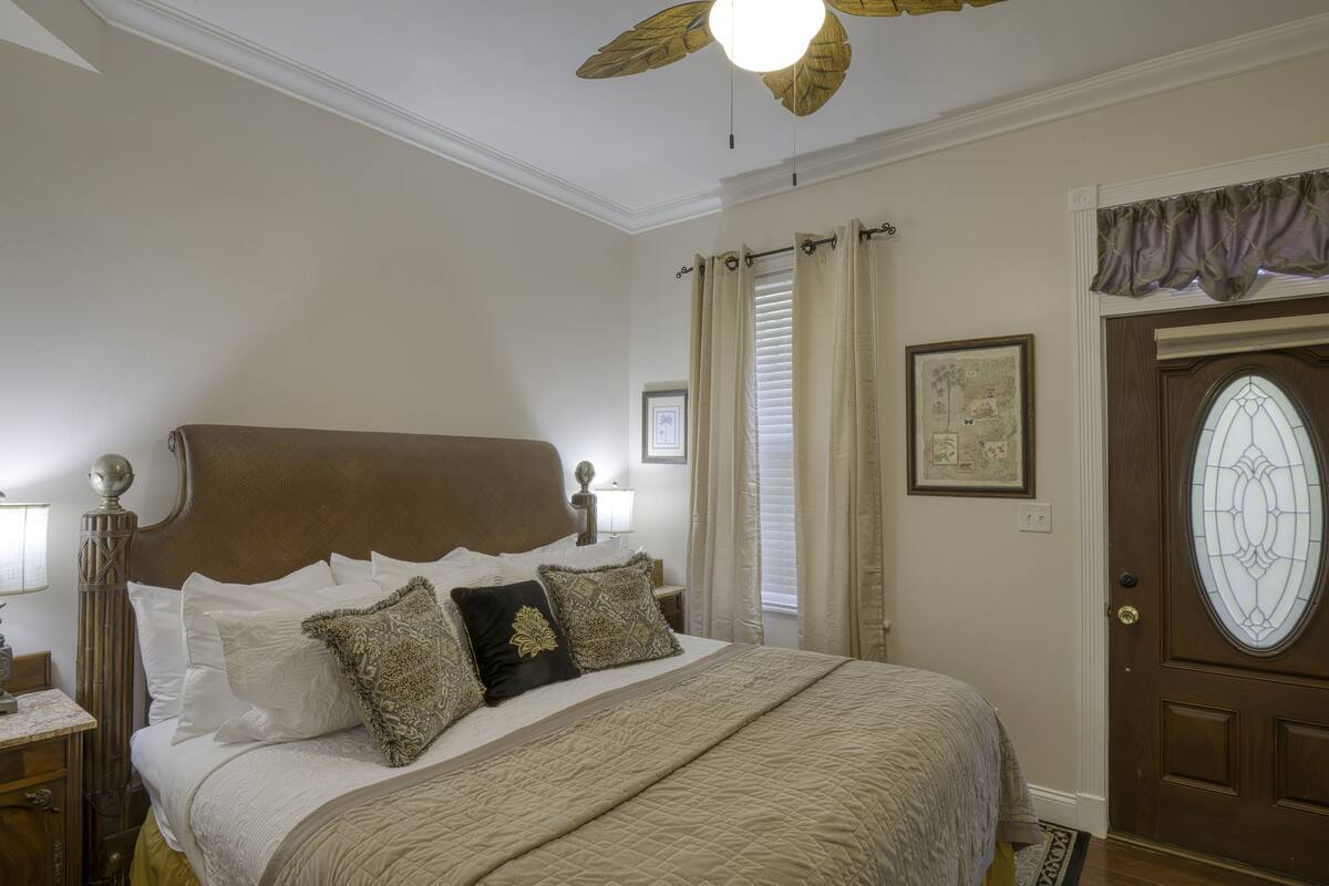 ห้องดีลักซ์, เตี ยงคิงไซส์ 1 เตียง (Colonial) | เครื่องนอนระดับพรีเมียม, ผ้านวมขนเป็ด, เตารีด/โต๊ะรีดผ้า, Wi-Fi ฟรี