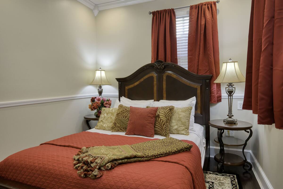 ห้องพรีเมียมสวีท, เตียงควีนไซส์ 1 เตียง และโซฟาเบด, วิวเมือง (Cadiz Suite) | เครื่องนอนระดับพรีเมียม, ผ้านวมขนเป็ด, เตารีด/โต๊ะรีดผ้า, Wi-Fi ฟรี