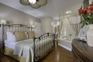 Habitación Premium, 1 cama King size, vista al jardín (Marcie's Suite) | Ropa de cama de alta calidad, edredón y decoración personalizada 