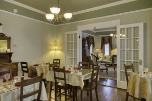 Free daily full breakfast  - Victorian House Bed & Breakfast (St. Augustine)