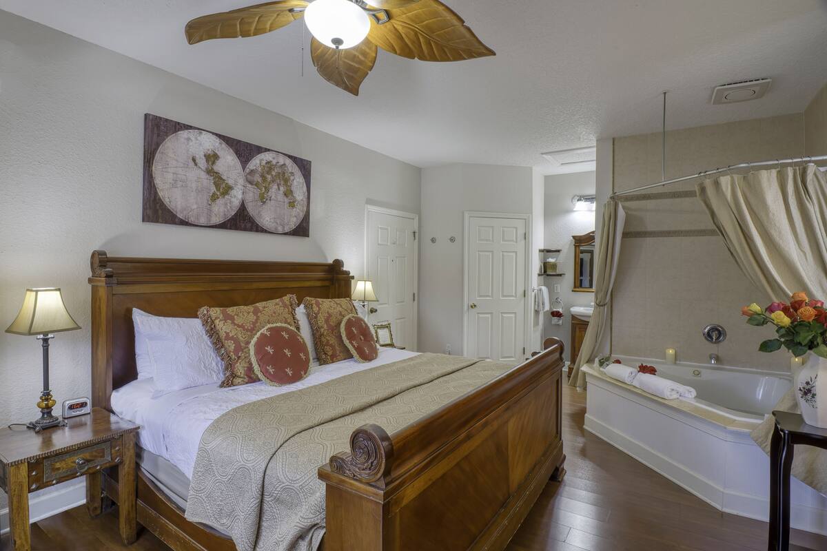 ห้องพรีเมียม, เตียงคิงไซส์ 1 เตียง, วิวเ  มือง (Patricia's Suite) | เครื่องนอนระดับพรีเมียม, ผ้านวมขนเป็ด, เตารีด/โต๊ะรีดผ้า, Wi-Fi ฟรี