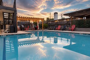Una piscina al aire libre de temporada