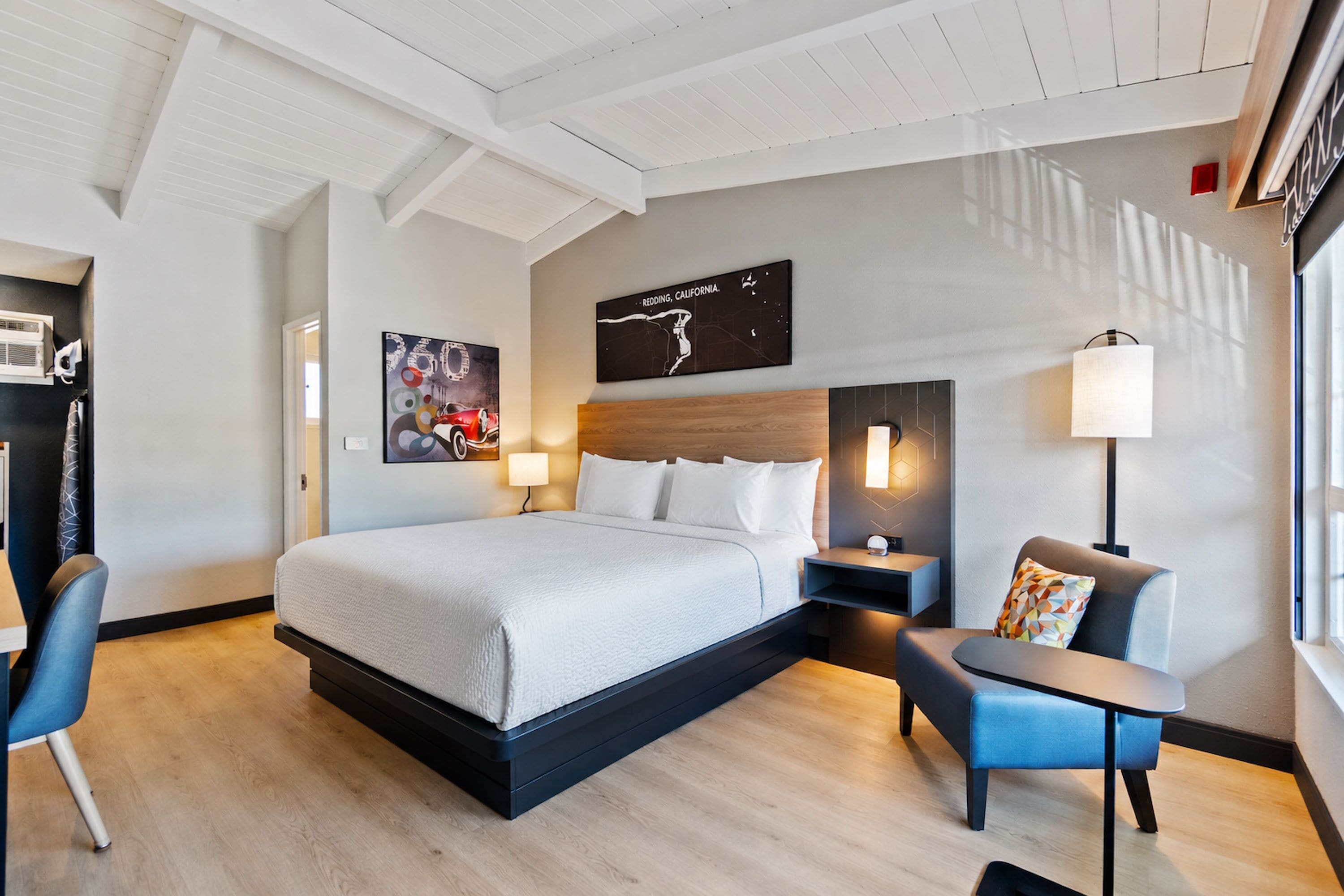 Deluxe Room, 1 King Bed | Desk, laptop workspace, blackout drapes, iron/ironing board