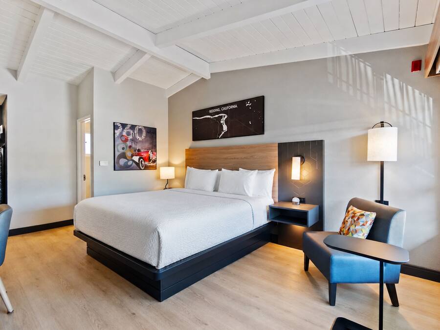 Deluxe Room, 1 King Bed | Desk, laptop workspace, blackout drapes, iron/ironing board