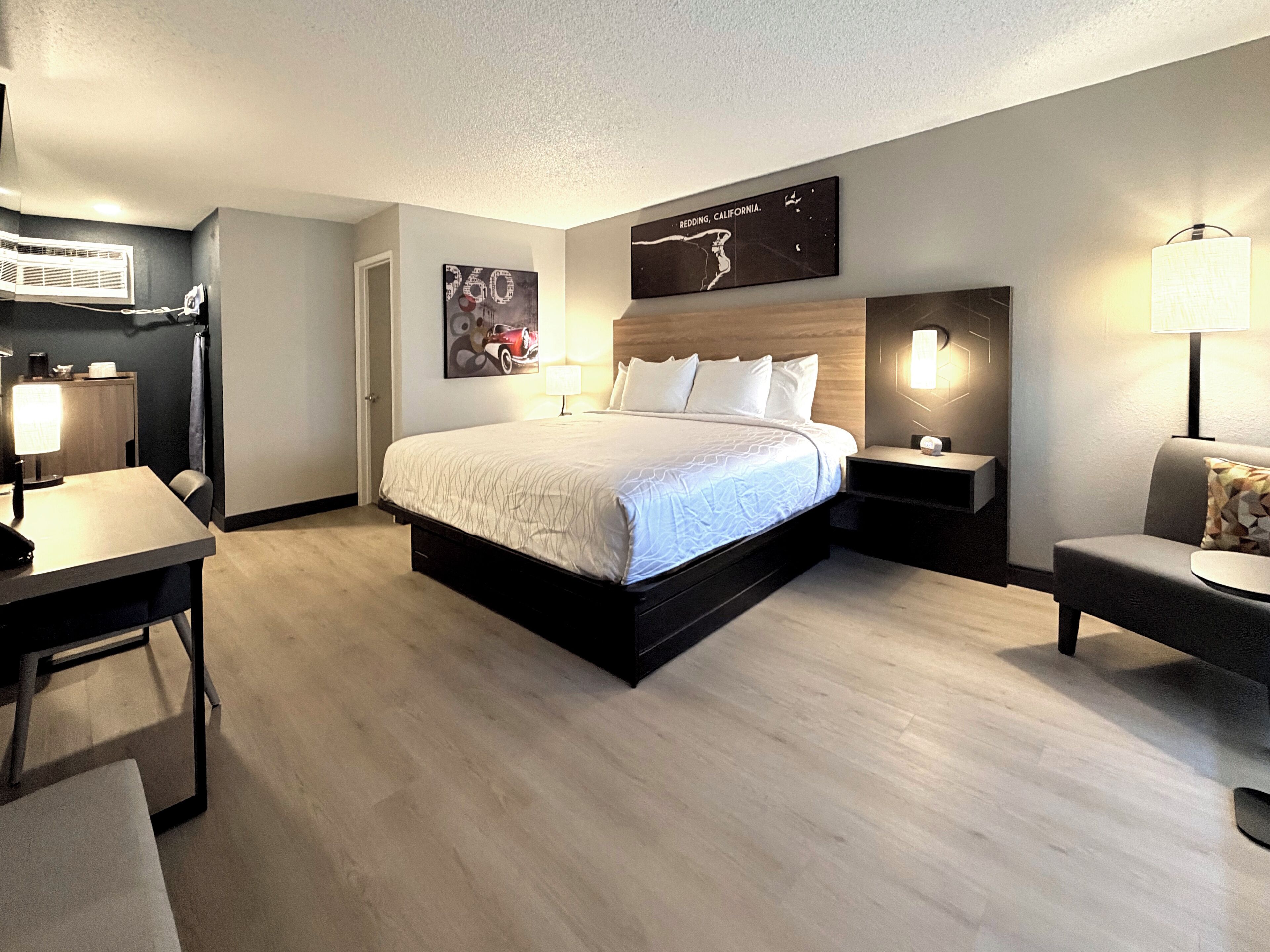 办公桌、笔记本电脑工作区、遮光窗帘、熨斗/熨衣板