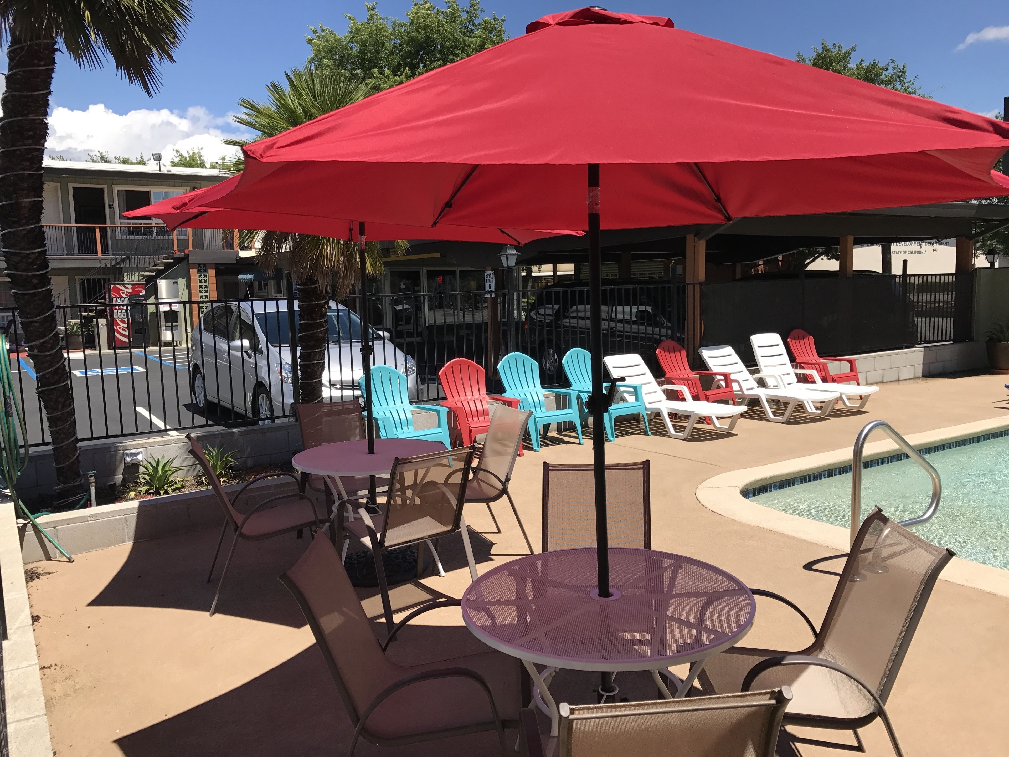 Una piscina al aire libre de temporada