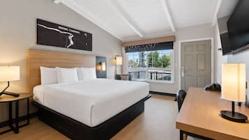 Deluxe Room, 1 King Bed | Desk, laptop workspace, blackout drapes, iron/ironing board