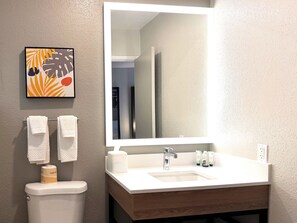 Shower, hair dryer, towels, soap - Thunderbird Lodge (Redding)