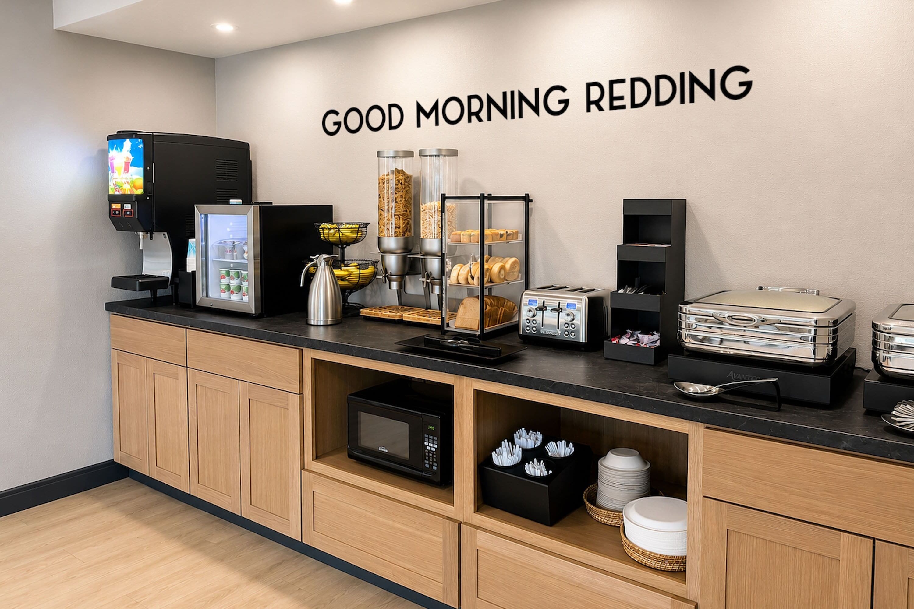 Una barra de desayuno con máquina de café, refrigerador, mostrador de pan y tostadora.