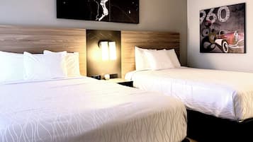 Meja kerja, ruang kerja ramah laptop, dan tirai kedap cahaya