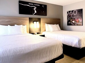 書桌、筆電工作空間、遮光布/窗簾、熨斗/熨衣板