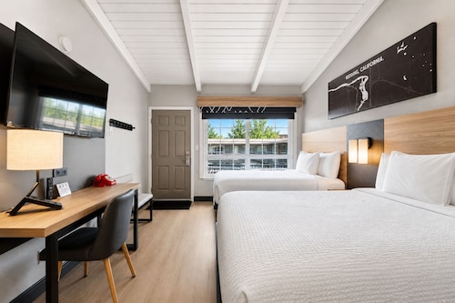 Thunderbird Lodge