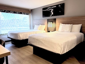 デスク、ノートパソコン用作業スペース、遮光カーテン、アイロン / アイロン台