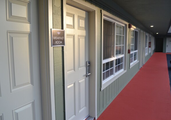 Free daily continental breakfast - Thunderbird Lodge (Redding)