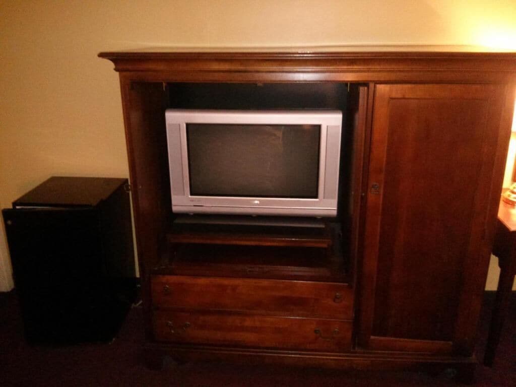 Un mueble de madera con un televisor.