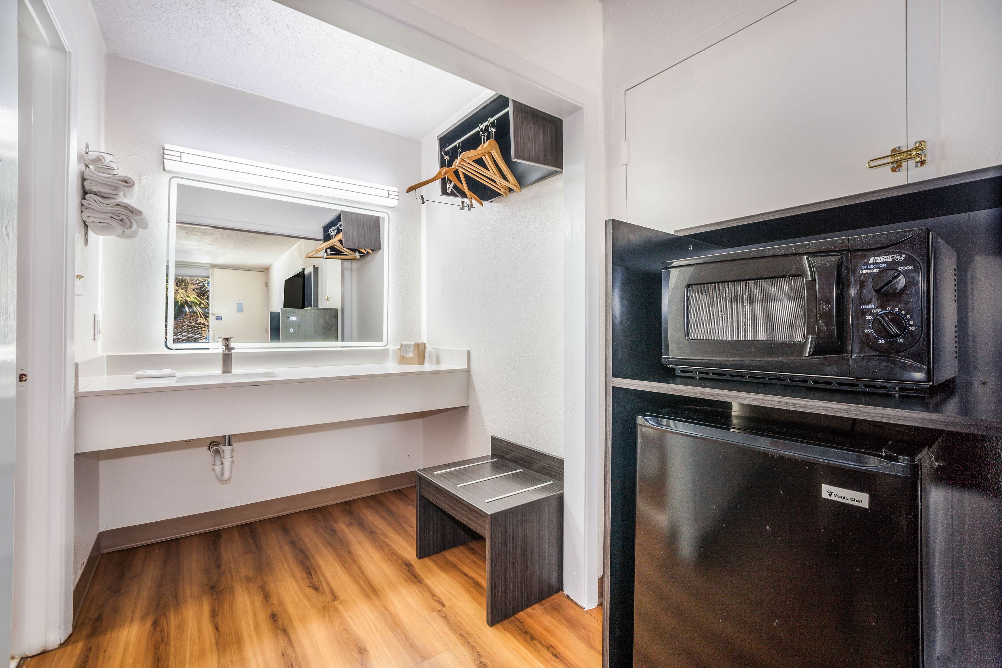 Combined shower/tub, towels