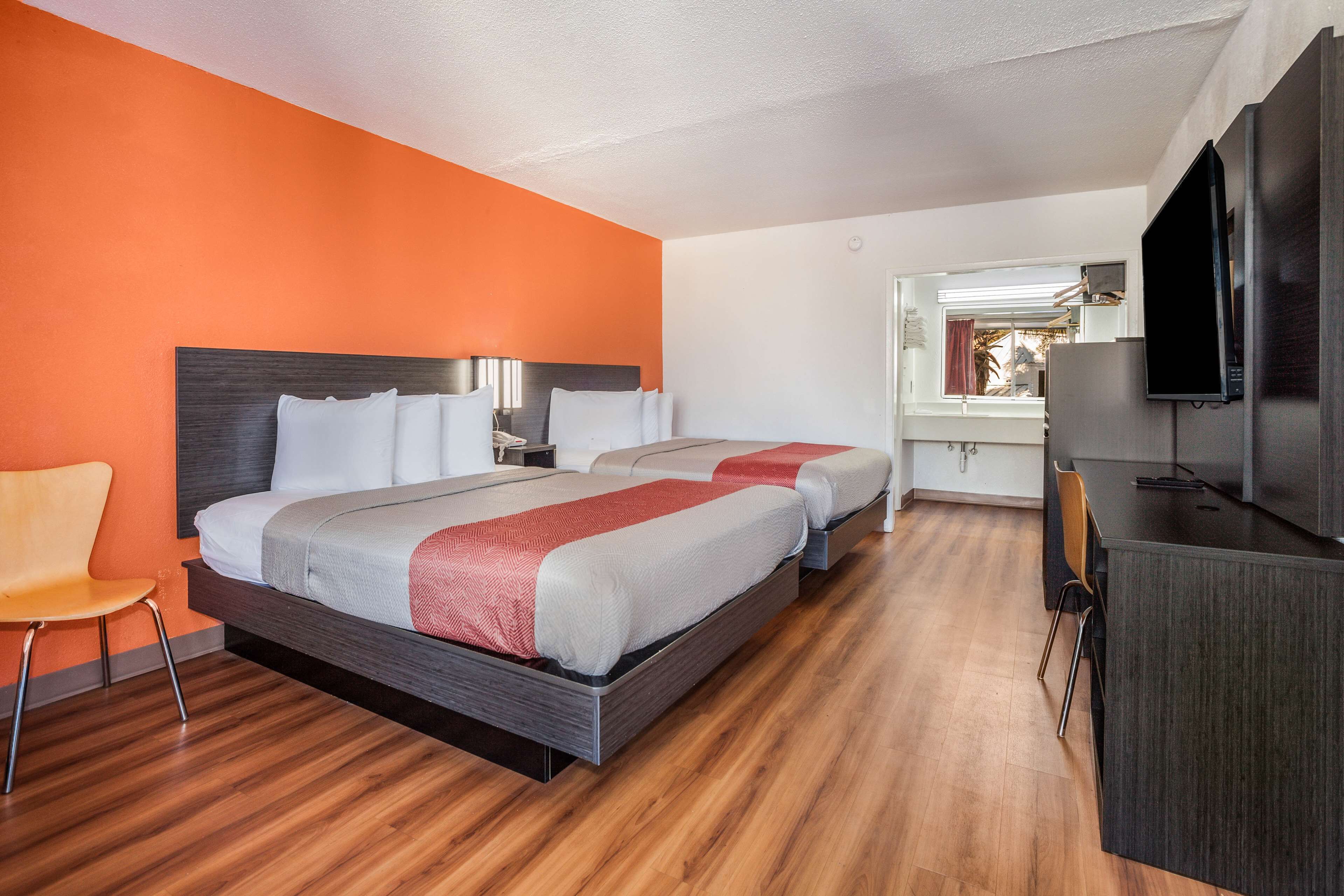 Tabla de planchar con plancha, wifi gratis, despertador y ropa de cama 