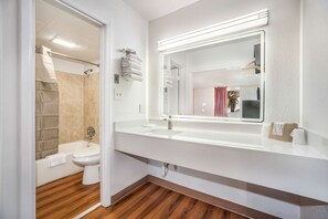 Combined shower/bathtub, towels