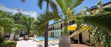 Una piscina al aire libre, sillones reclinables de piscina