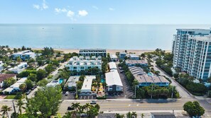 Un hôtel situé sur la côte, composé de plusieurs bâtiments, avec une plage et une vue sur l’océan.