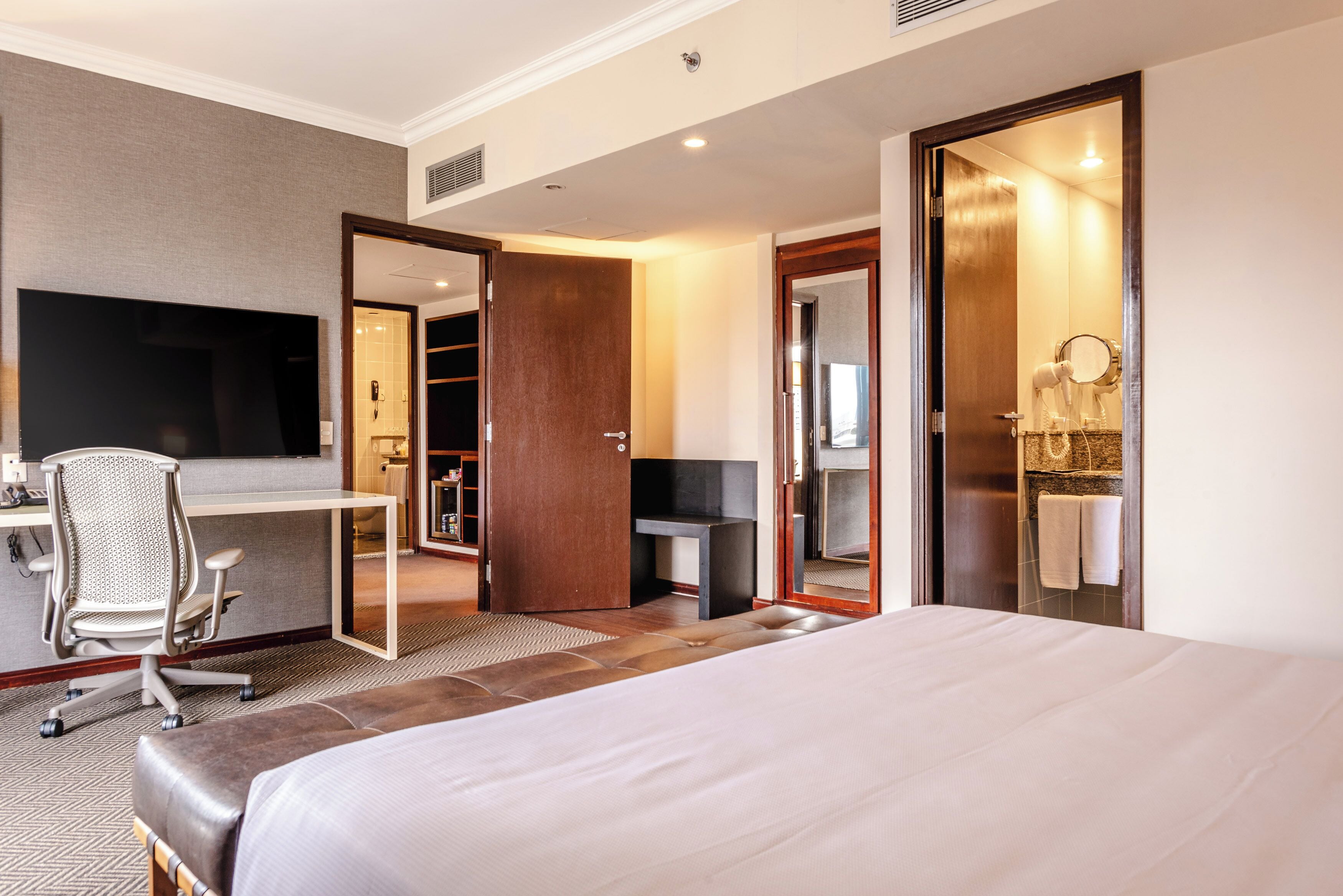 家庭房 | 迷你吧、客房内保险箱、办公桌、遮光窗帘