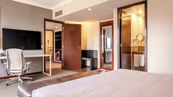 Family Room | Minibar, in-room safe, desk, blackout drapes