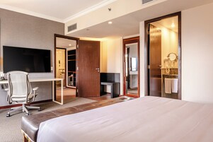 Family Room | Minibar, in-room safe, desk, blackout drapes