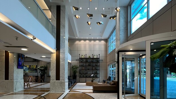 A spacious lobby with a high ceiling, recessed lighting, and a marble floor. - Blue Tree Premium Verbo Divino (São Paulo)