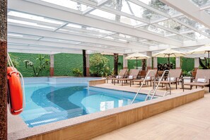 Piscine extérieure, accès possible de 6 h à 22 h, parasols